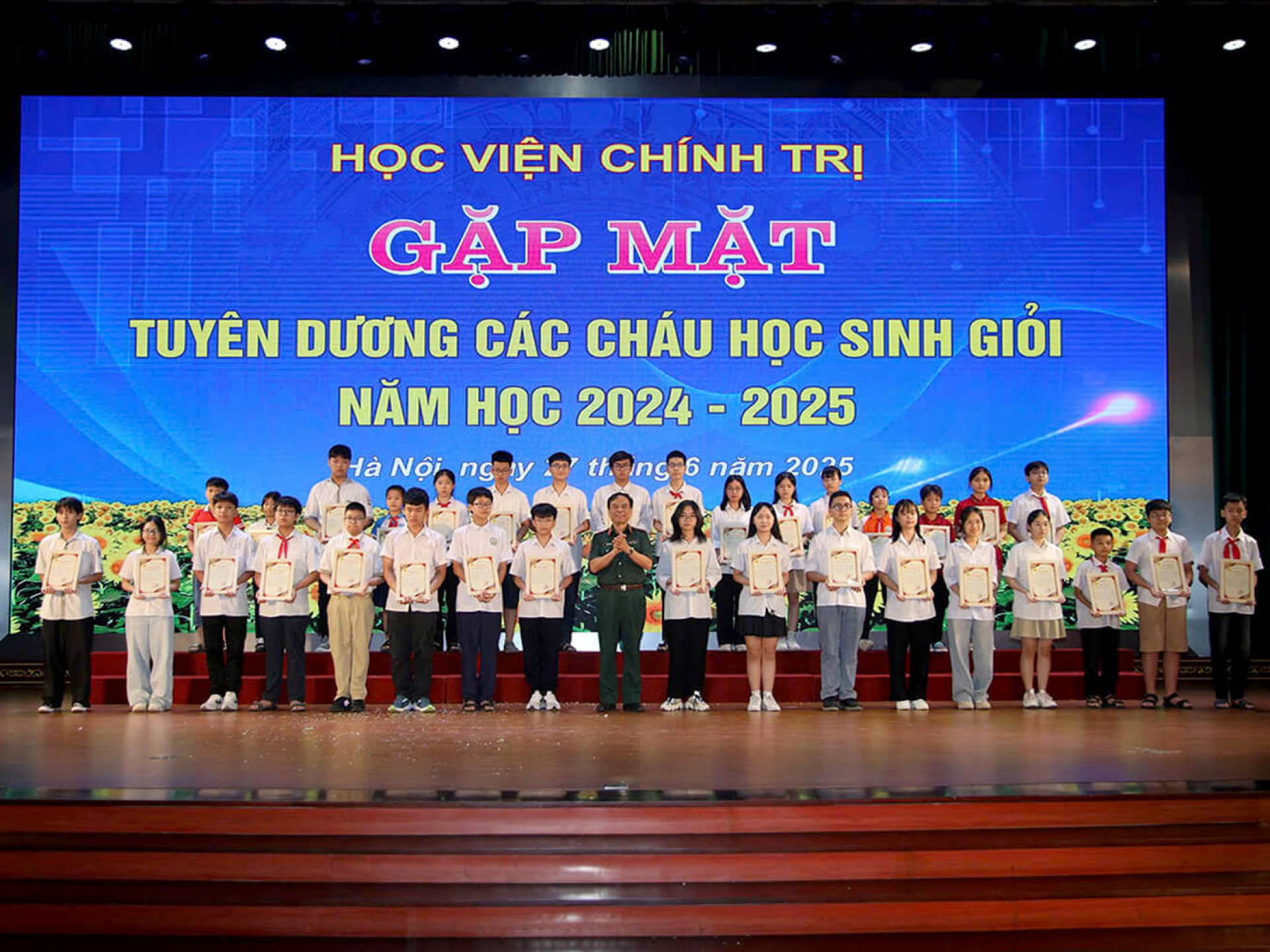 HỌC VIỆN CHÍNH TRỊ GẶP MẶT, TUYÊN DƯƠNG CÁC CHÁU HỌC SINH GIỎI NĂM HỌC 2024-2025