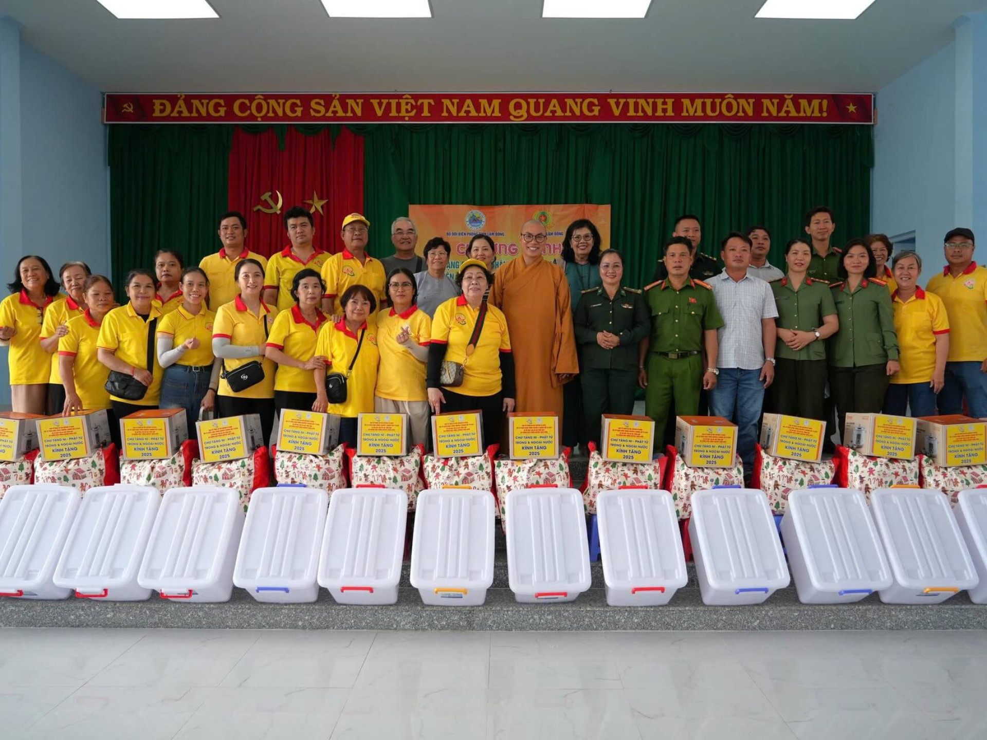 CHUNG TAY SẺ CHIA CÙNG NHÂN DÂN VÙNG LŨ LÂM ĐỒNG