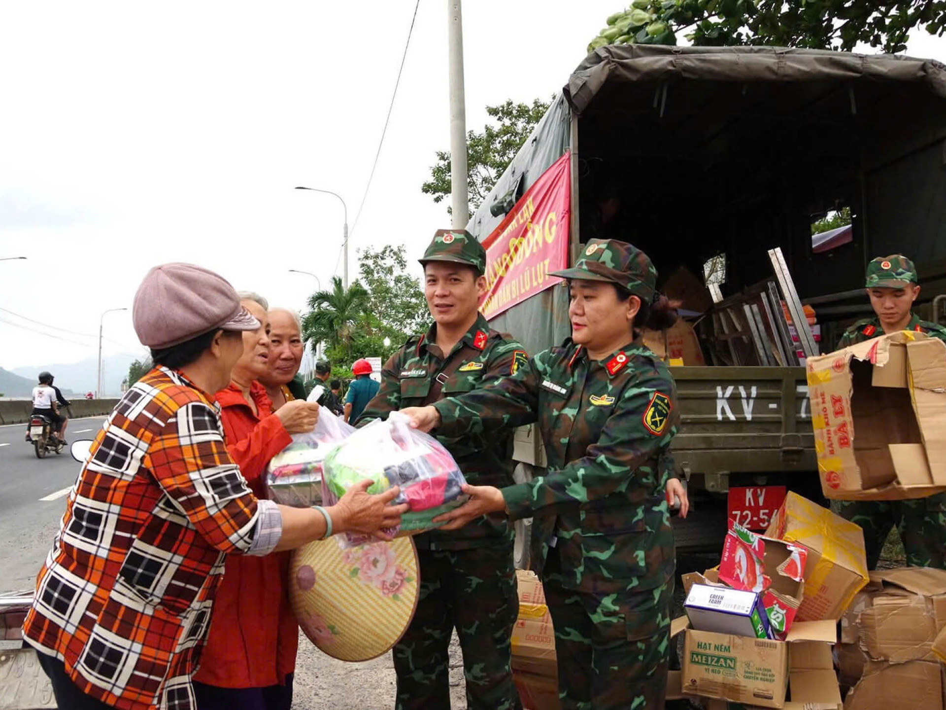 HỘI PHỤ NỮ BỘ CHQS TỈNH ĐẮK LẮK SẺ CHIA VỚI BÀ CON VÙNG LŨ YANG MAO