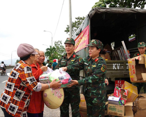 HỘI PHỤ NỮ BỘ CHQS TỈNH ĐẮK LẮK SẺ CHIA VỚI BÀ CON VÙNG...