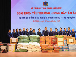PHỤ NỮ CẢNH SÁT BIỂN CHUNG TAY HƯỚNG VỀ ĐỒNG BÀO VÙNG LŨ