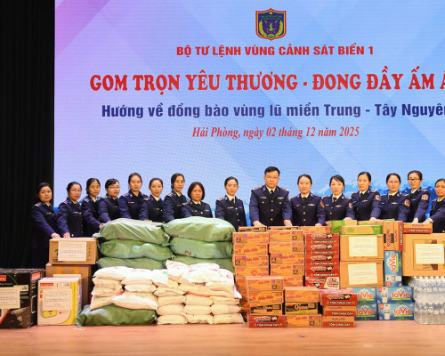 PHỤ NỮ CẢNH SÁT BIỂN CHUNG TAY HƯỚNG VỀ ĐỒNG BÀO VÙNG LŨ