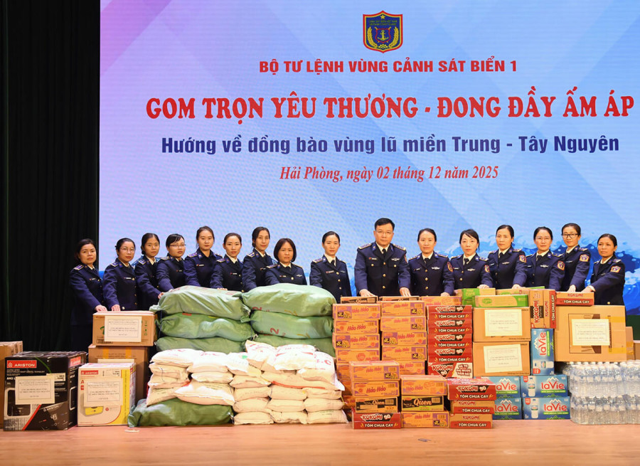 PHỤ NỮ CẢNH SÁT BIỂN CHUNG TAY HƯỚNG VỀ ĐỒNG BÀO VÙNG LŨ