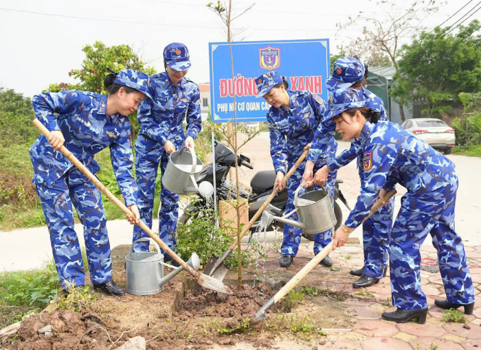 PHỤ NỮ CẢNH SÁT BIỂN: PHÁT ĐỘNG TẾT TRỒNG CÂY TẠI XÃ CHƯƠNG DƯƠNG