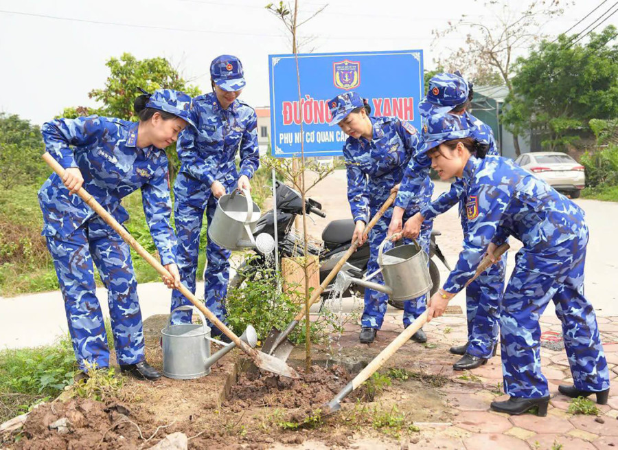 PHỤ NỮ CẢNH SÁT BIỂN: PHÁT ĐỘNG TẾT TRỒNG CÂY TẠI XÃ CHƯƠNG DƯƠNG