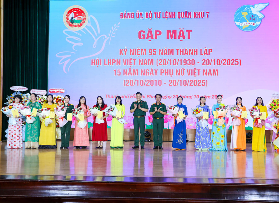 TỎA SÁNG PHẨM CHẤT PHỤ NỮ QUÂN KHU 7