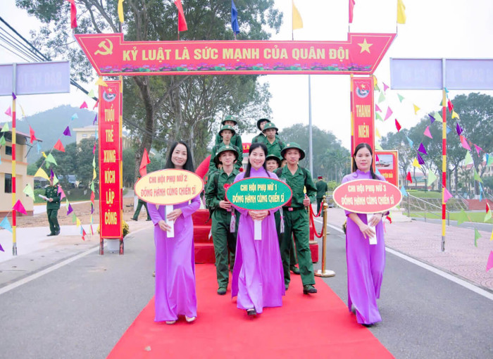 SẮC MÀU 8-3 CỦA PHỤ NỮ TĂNG THIẾT GIÁP