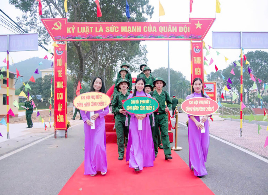 SẮC MÀU 8-3 CỦA PHỤ NỮ TĂNG THIẾT GIÁP