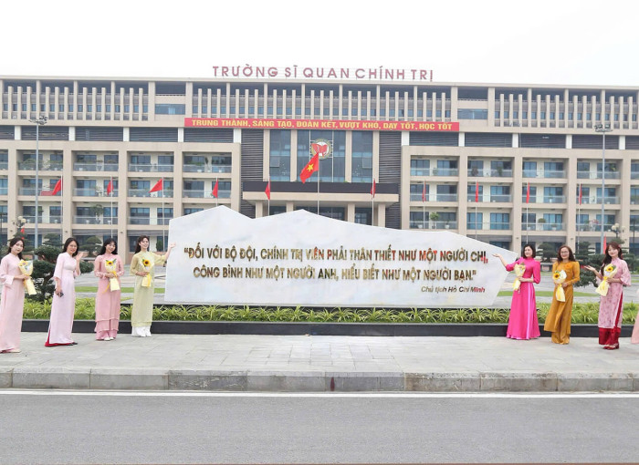 PHỤ NỮ TRƯỜNG SĨ QUAN CHÍNH TRỊ: SÔI NỔI HOẠT ĐỘNG CHÀO MỪNG 8-3