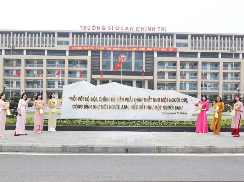 PHỤ NỮ TRƯỜNG SĨ QUAN CHÍNH TRỊ: SÔI NỔI HOẠT ĐỘNG CHÀO MỪNG 8-3