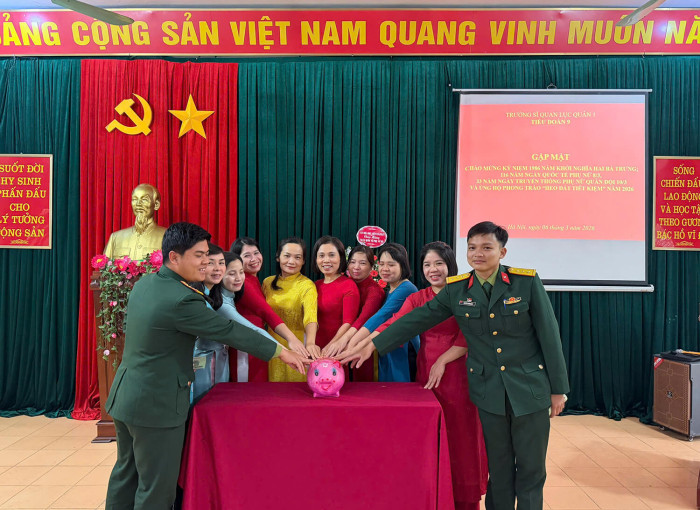 PHỤ NỮ TRƯỜNG SĨ QUAN LỤC QUÂN 1 HƯỞNG ỨNG TUẦN LỄ ÁO DÀI