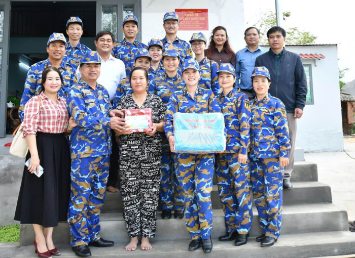 PHỤ NỮ VÙNG 3 HẢI QUÂN: THĂM, TẶNG QUÀ NHÂN DÂN VÙNG BÃO LŨ TẠI GIA LAI