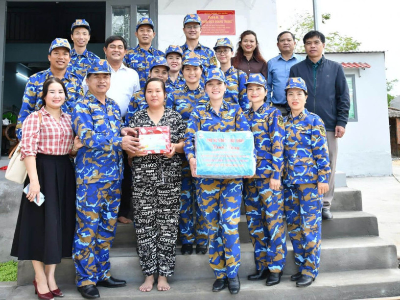 PHỤ NỮ VÙNG 3 HẢI QUÂN: THĂM, TẶNG QUÀ NHÂN DÂN VÙNG BÃO LŨ TẠI GIA LAI