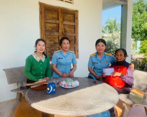 “VÒNG TAY ẤM CHIA SẺ YÊU THƯƠNG”