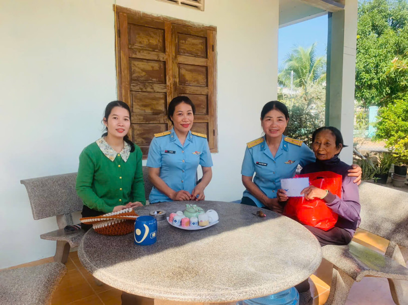 “VÒNG TAY ẤM CHIA SẺ YÊU THƯƠNG”