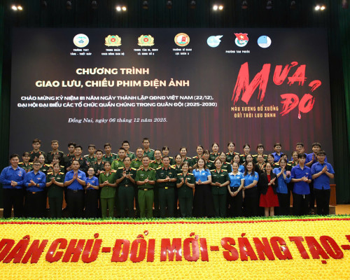 TRƯỜNG SĨ QUAN LỤC QUÂN 2: XEM PHIM “MƯA ĐỎ” – SINH HOẠT...