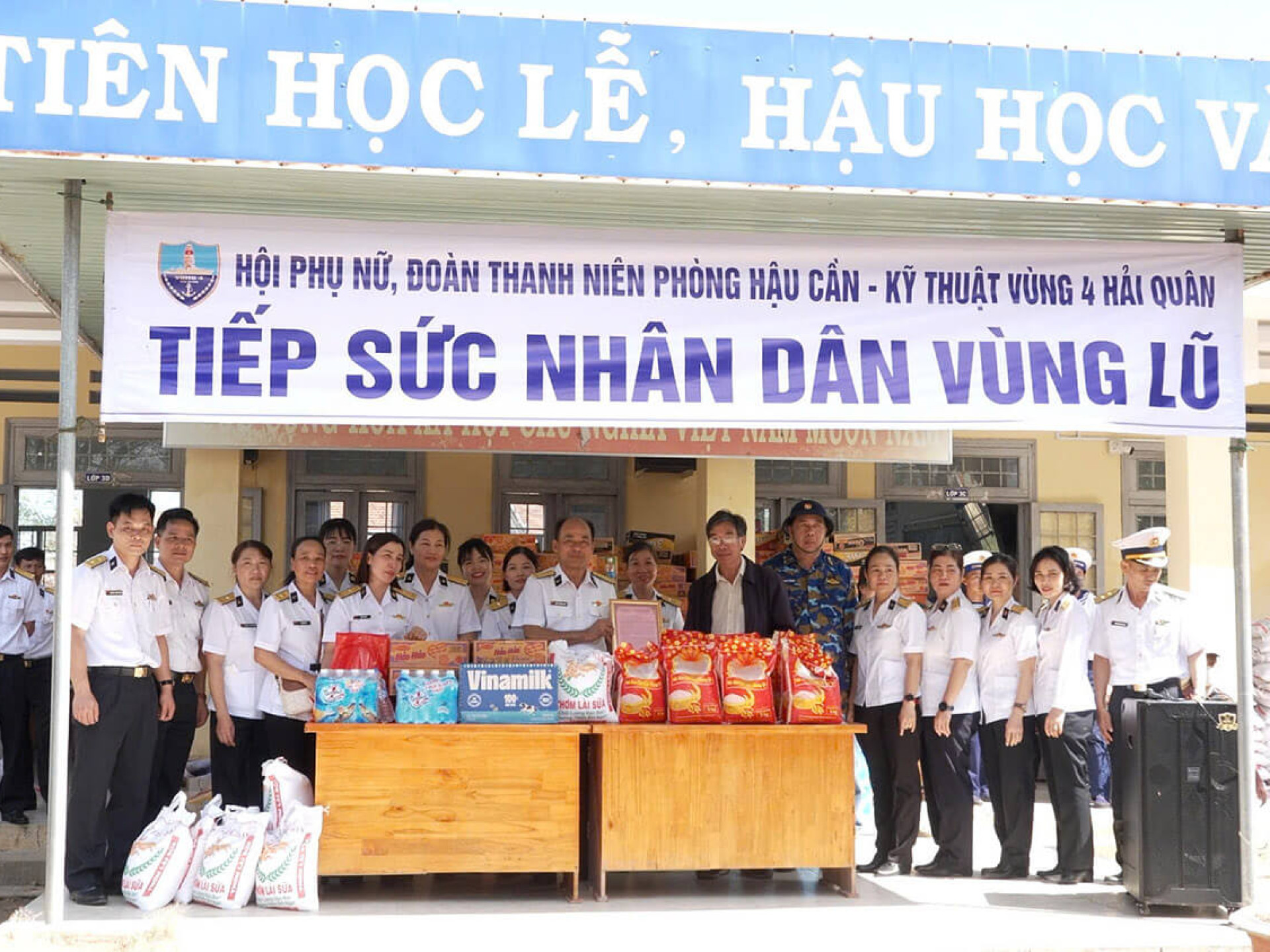 TẤM LÒNG PHỤ NỮ VÙNG 4 HẢI QUÂN HƯỚNG VỀ NGƯỜI DÂN SAU LŨ