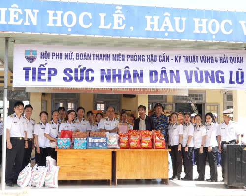 TẤM LÒNG PHỤ NỮ VÙNG 4 HẢI QUÂN HƯỚNG VỀ NGƯỜI DÂN SAU LŨ