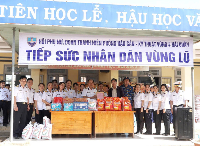 TẤM LÒNG PHỤ NỮ VÙNG 4 HẢI QUÂN HƯỚNG VỀ NGƯỜI DÂN SAU LŨ