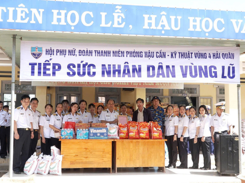 TẤM LÒNG PHỤ NỮ VÙNG 4 HẢI QUÂN HƯỚNG VỀ NGƯỜI DÂN SAU LŨ