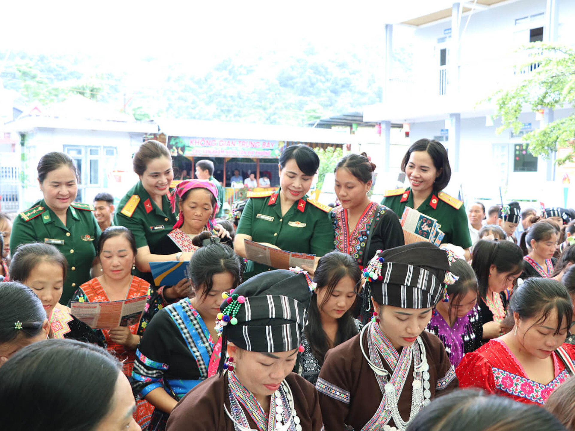 BAN PHỤ NỮ QUÂN ĐỘI: TẬP HUẤN TUYÊN TRUYỀN, PHỔ BIẾN PHÁP LUẬT VÀ VẬN ĐỘNG NHÂN DÂN CHẤP HÀNH PHÁP LUẬT TẠI LAI CHÂU