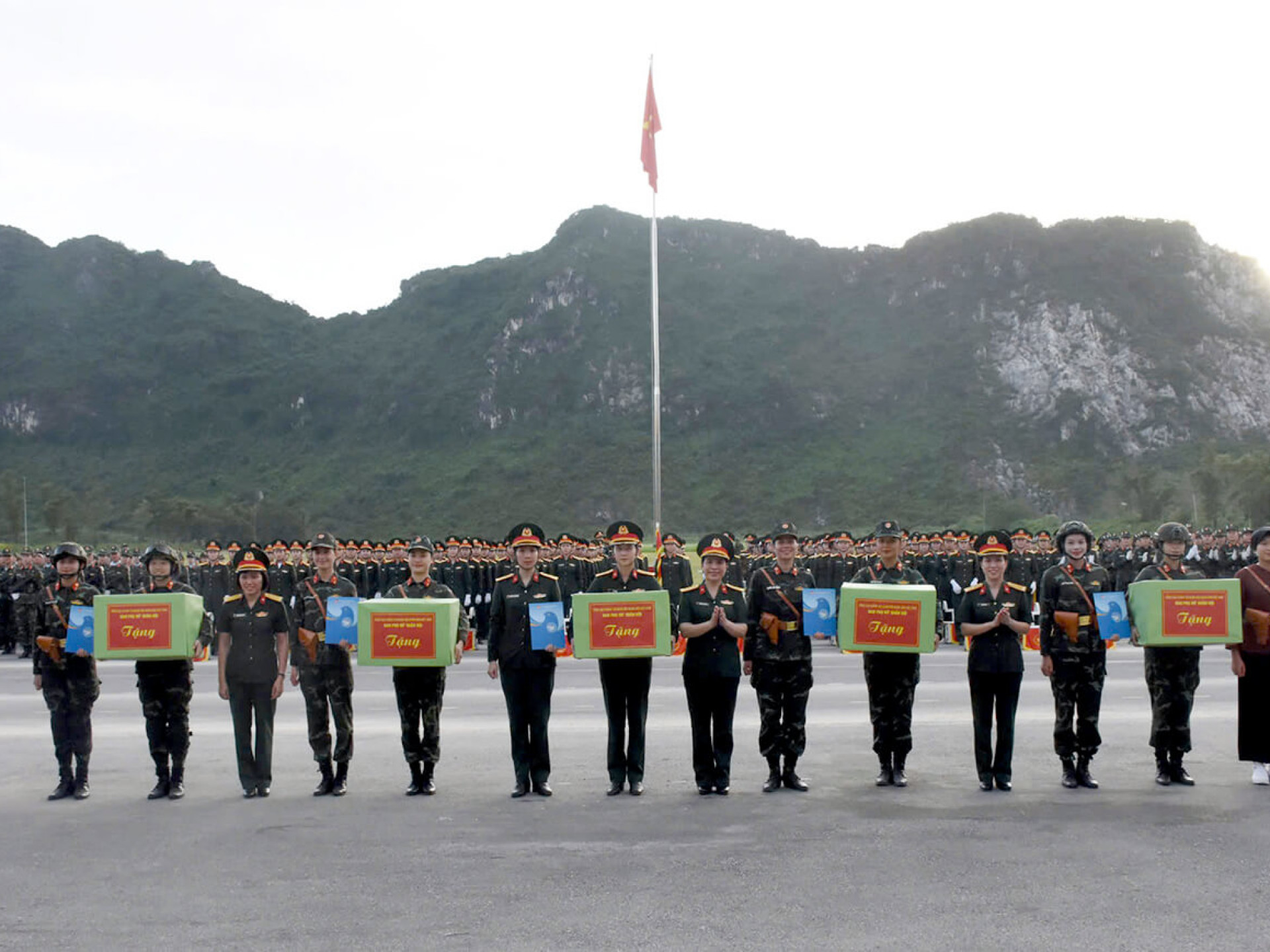 BAN PHỤ NỮ QUÂN ĐỘI THĂM, TẶNG QUÀ NỮ QUÂN NHÂN THAM GIA NHIỆM VỤ A80