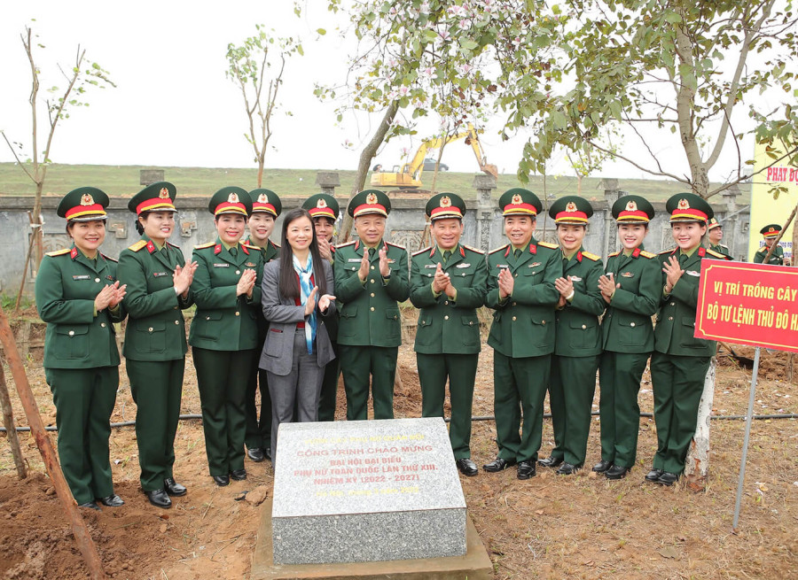 PHỤ NỮ QUÂN ĐỘI MÍT TINH KỶ NIỆM 1985 NĂM KHỞI NGHĨA HAI BÀ TRƯNG, 115 NĂM NGÀY QUỐC TẾ PHỤ NỮ VÀ PHÁT ĐỘNG TẾT TRỒNG CÂY “ĐỜI ĐỜI NHỚ ƠN BÁC HỒ”