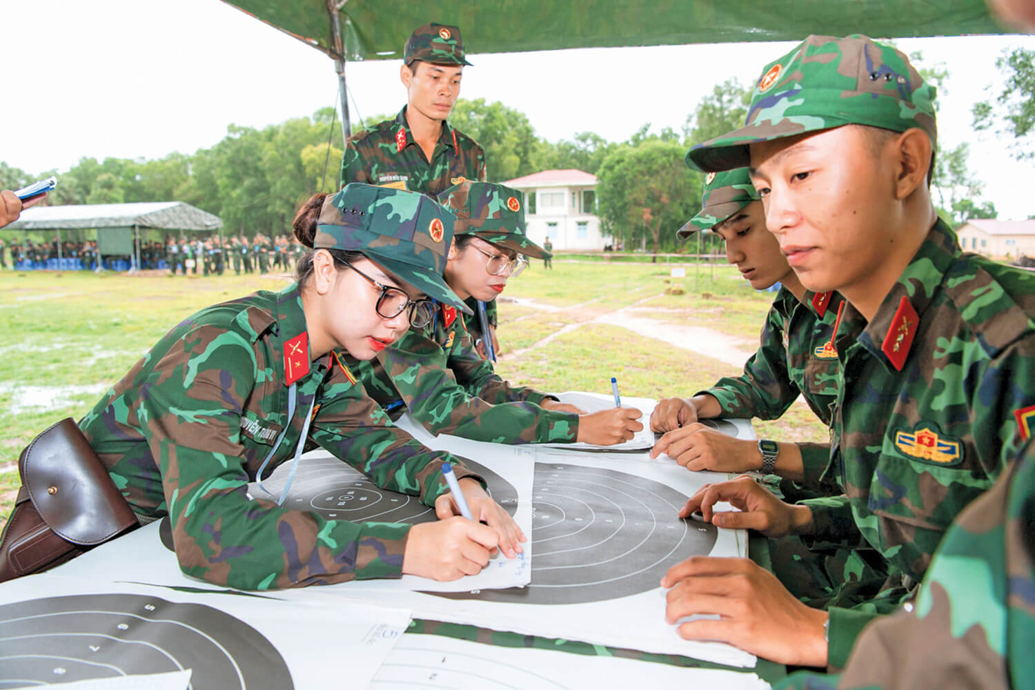 NỮ “XẠ THỦ” ĐUA TÀI