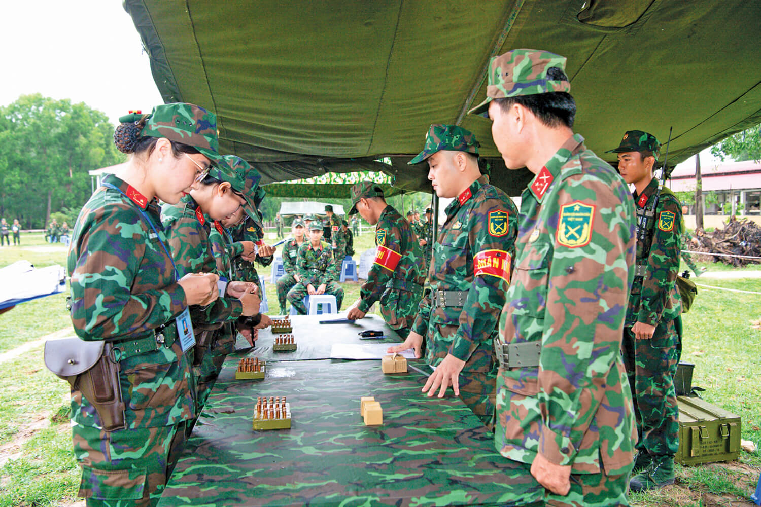 NỮ “XẠ THỦ” ĐUA TÀI