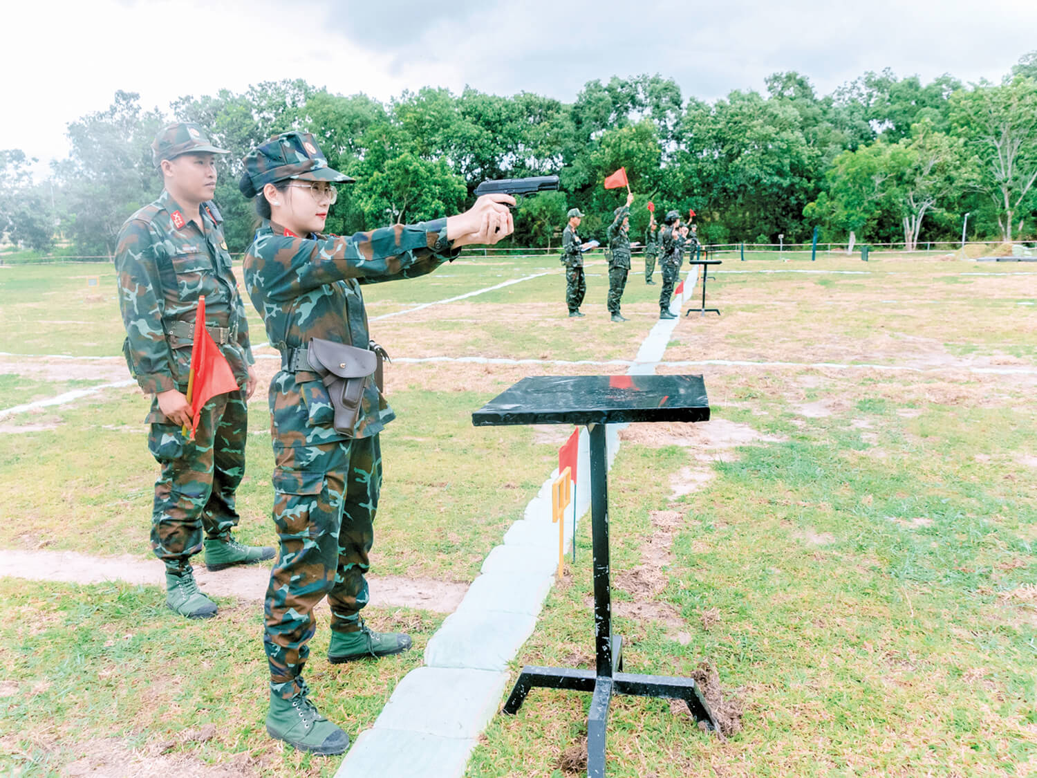 NỮ “XẠ THỦ” ĐUA TÀI