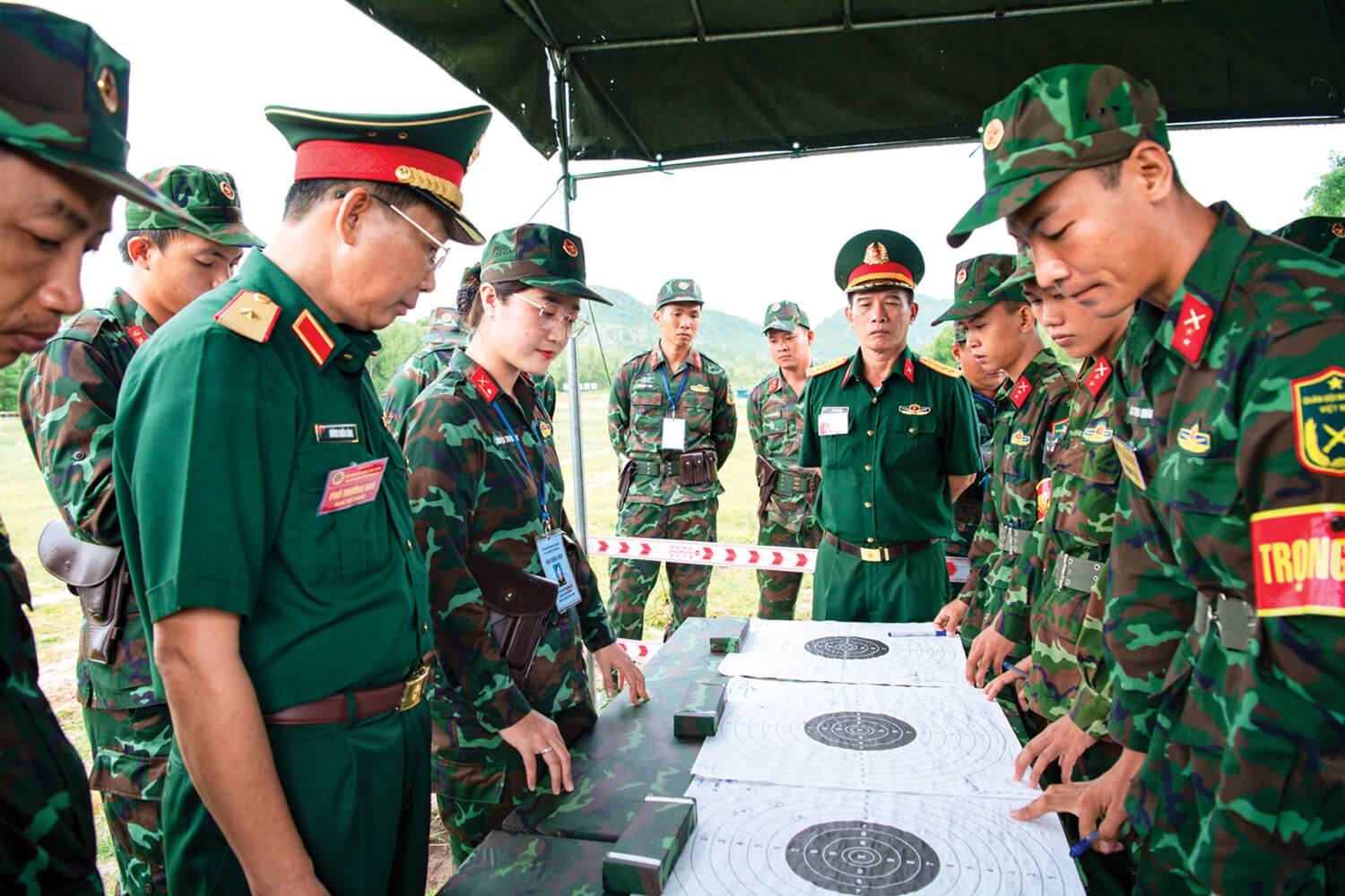 NỮ “XẠ THỦ” ĐUA TÀI