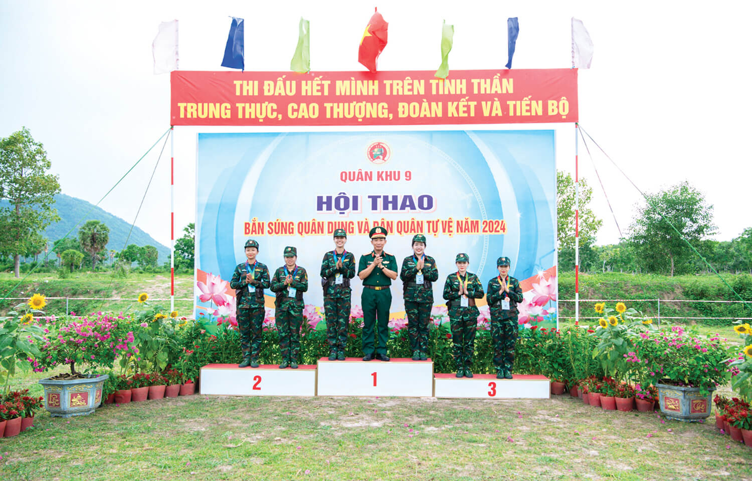 NỮ “XẠ THỦ” ĐUA TÀI