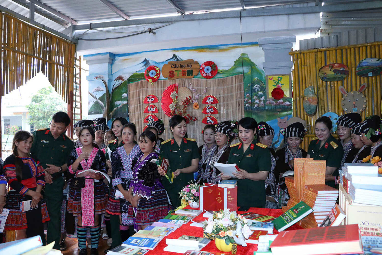 BAN PHỤ NỮ QUÂN ĐỘI: TẬP HUẤN TUYÊN TRUYỀN, PHỔ BIẾN PHÁP LUẬT VÀ VẬN ĐỘNG NHÂN DÂN CHẤP HÀNH PHÁP LUẬT TẠI LAI CHÂU